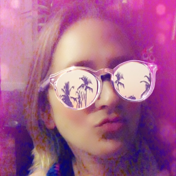 Meet your Posher, Kelly! - Picture 2 of 7